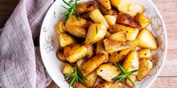 Batatas assadas no forno com alecrim e alho