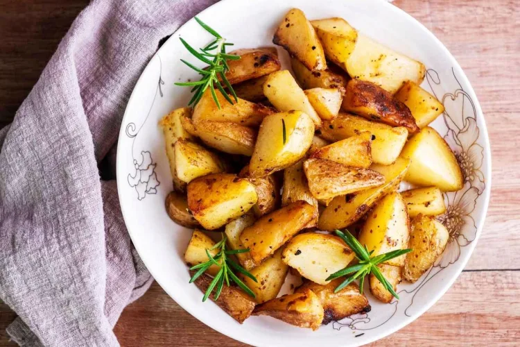 Batatas assadas no forno com alecrim e alho