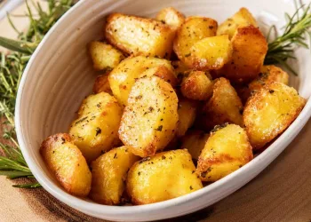 Batatas assadas no forno suculentas