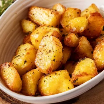 Batatas assadas no forno suculentas