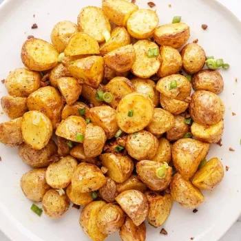 Batatas assadas no forno com alecrim e alho