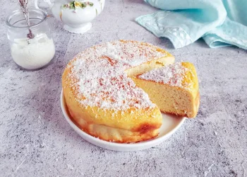 Bolo húmido de ananás e coco