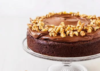 Bolo de chocolate e nozes com cobertura
