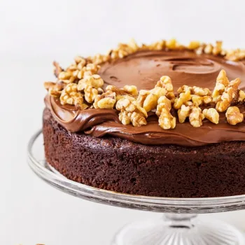 Bolo de chocolate e nozes com cobertura