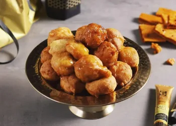 Sonhos de Natal com calda de limão