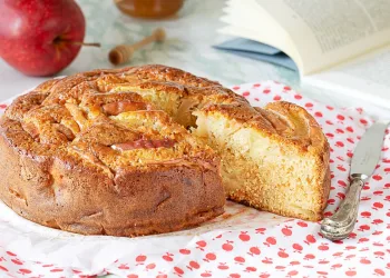 Bolo de maçã com mel e canela