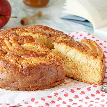 Bolo de maçã com mel e canela