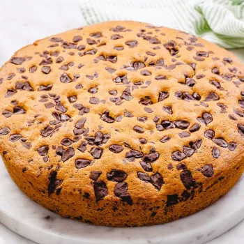 Bolo de leite com pepitas de chocolate