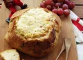 Pão recheado com queijo da serra e presunto
