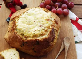 Pão recheado com queijo da serra e presunto