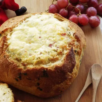 Pão recheado com queijo da serra e presunto