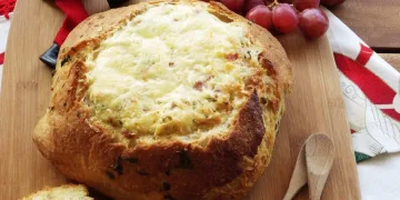 Pão recheado com queijo da serra e presunto