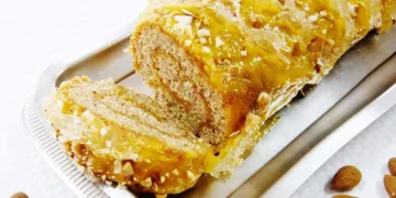 Torta de amêndoa com doce de ovo