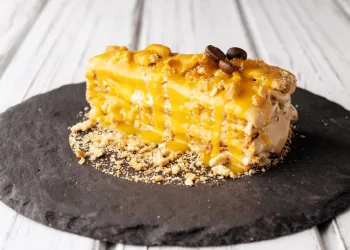 Bolo de bolacha com doce de ovo