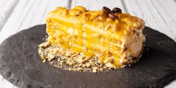 Bolo de bolacha com doce de ovo