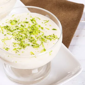 Mousse de lima com iogurte grego