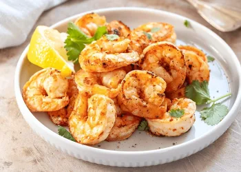 Camarões salteados na frigideira