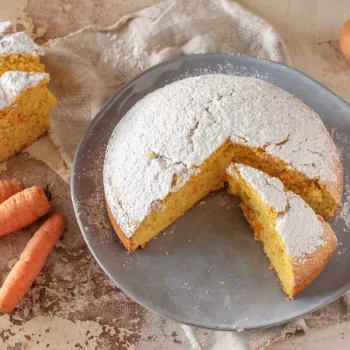 Bolo de cenoura e canela