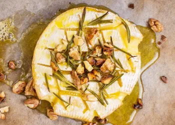 Queijo Brie no forno com mel e nozes