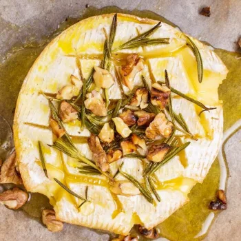 Queijo Brie no forno com mel e nozes