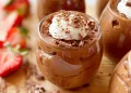 Mousse de chocolate com leite condensado