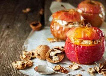 Maçãs assadas com mel e nozes