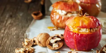 Maçãs assadas com mel e nozes