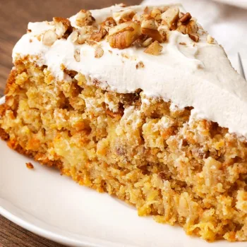 Bolo de cenoura, noz e especiarias