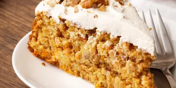 Bolo de cenoura, noz e especiarias