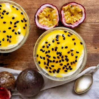 Mousse de maracujá com iogurte