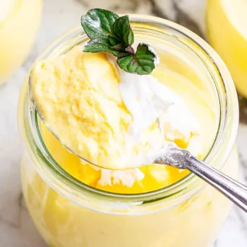 Mousse de ananás com natas