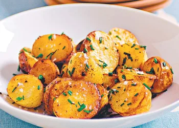 Batatas assadas no forno com colorau