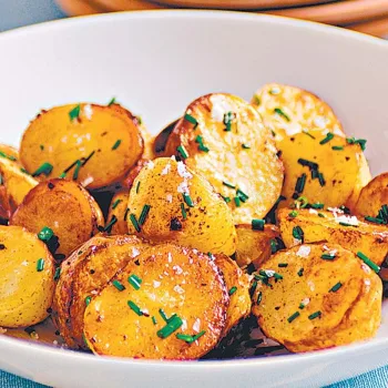 Batatas assadas no forno com colorau