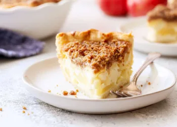 Tarte de maçã com natas e cobertura de streusel