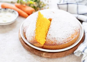 Bolo de cenoura e coco