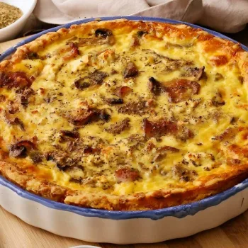 Quiche de bacon e cogumelos