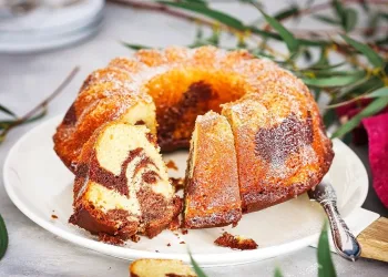 Bolo mármore de cenoura e chocolate