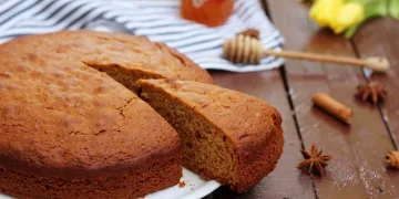 Bolo de mel e canela