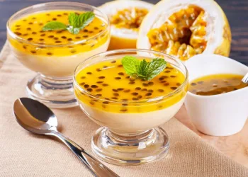 Mousse de maracujá com iogurte grego