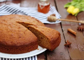 Bolo de canela e mel