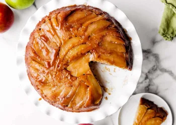 Bolo de maçã com caramelo
