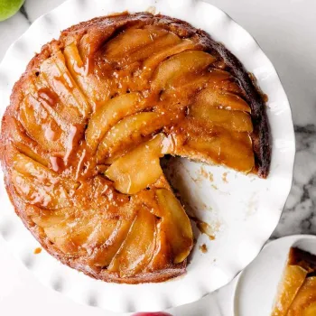 Bolo de maçã com caramelo