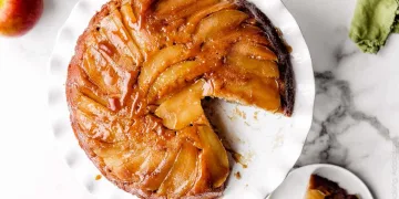 Bolo de maçã com caramelo