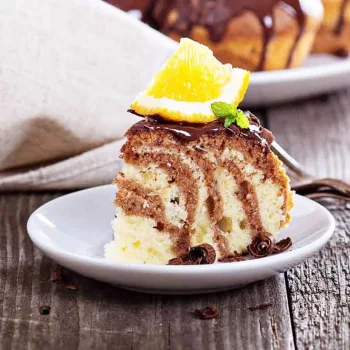 Bolo de mármore de laranja e chocolate