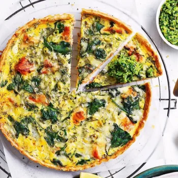 Quiche de salmão e espinafres