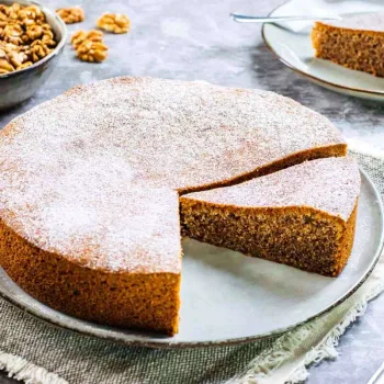 Bolo de noz e mel