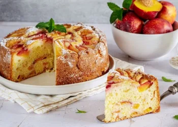 Bolo de pêssego húmido e fofo