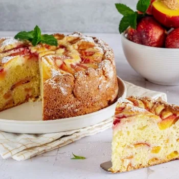 Bolo de pêssego húmido e fofo