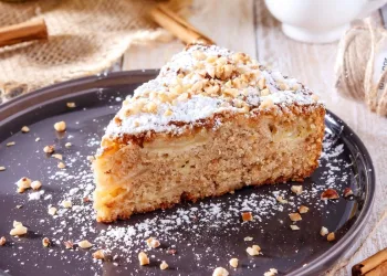 Bolo de maçã com canela e nozes