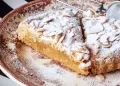 Tarte de amêndoa com massa folhada